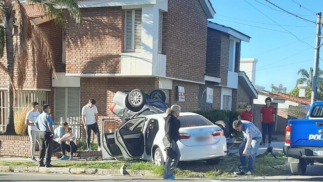 Impactante choque en barrio Urca. (Fotos gentileza Carolina Cabrera)