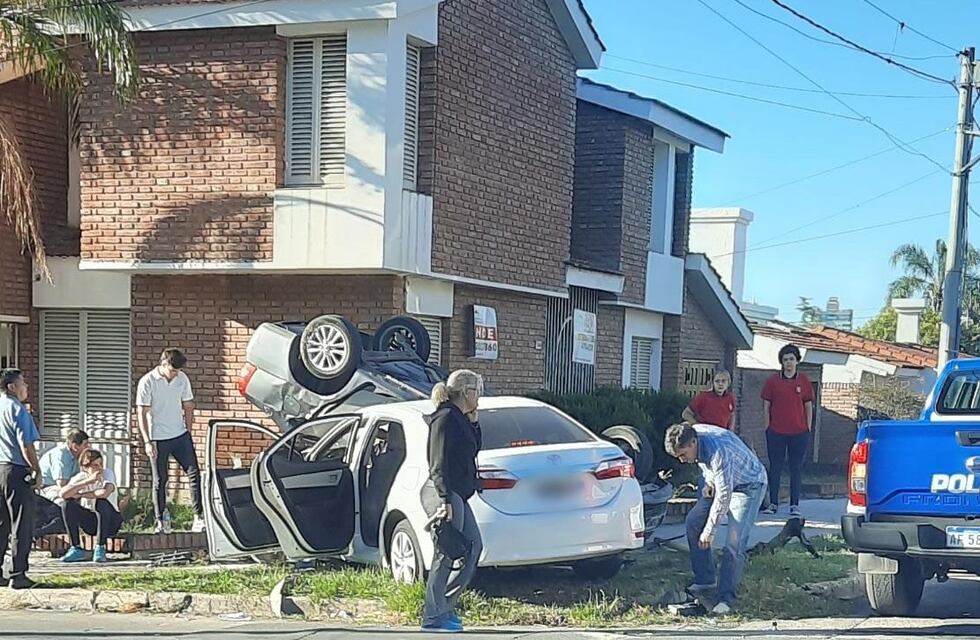 Llevaban a los chicos a la escuela y protagonizaron un impactante siniestro vial en Córdoba