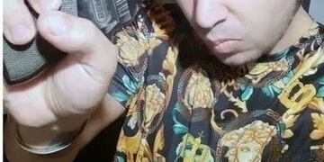 Fernando Sabag Montiel, sosteniendo el arma con la que atacó a Cristina Kirchner.