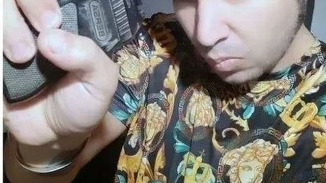 Fernando Sabag Montiel, sosteniendo el arma con la que atacó a Cristina Kirchner.