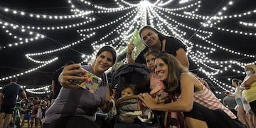 El árbol de Navidad más grande de la ciudad se llenará de luces este jueves.