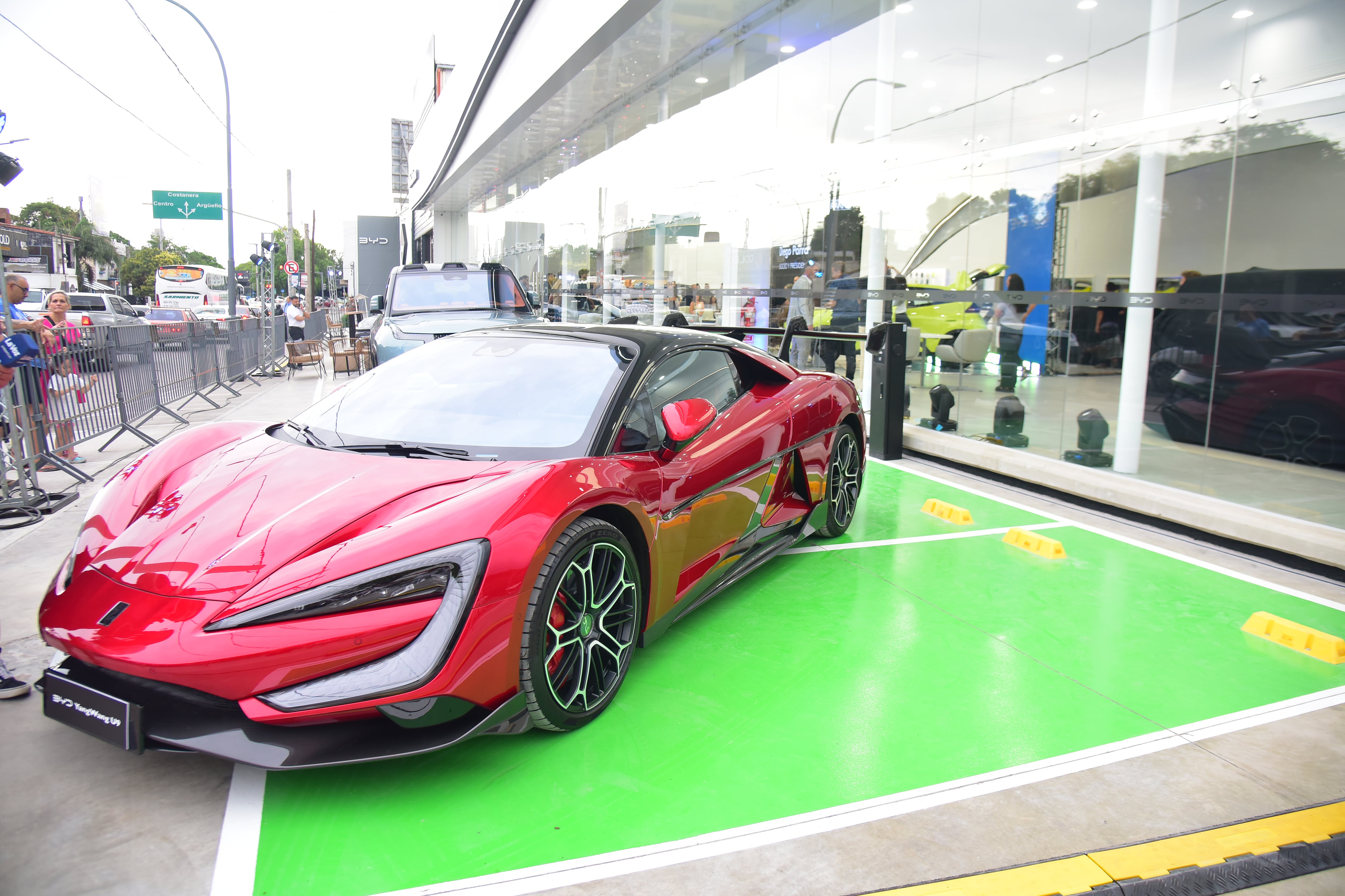 Inauguración de la concesionaria BYD de auto eléctricos de la Familia Parra. (Javier Ferreyra / La Voz)