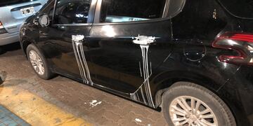 Denuncian que una anciana rompe y ensucia autos mal estacionados en la calle Arístides.