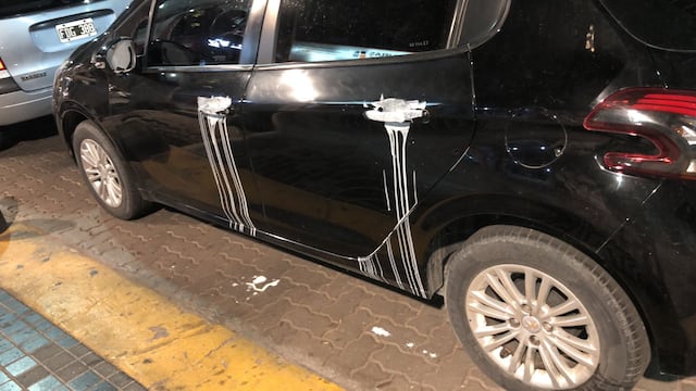 Denuncian que una anciana rompe y ensucia autos mal estacionados en la calle Arístides.