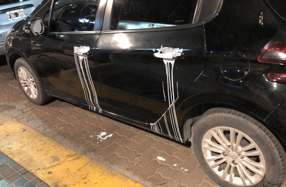 Denuncian que una anciana rompe y ensucia autos mal estacionados en la Arístides