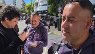 Reparte volantes en la calle y reveló lo que gana por día.