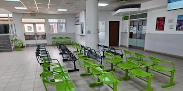 Internos de Villa Floresta repararon mobiliario del Hospital Municipal.