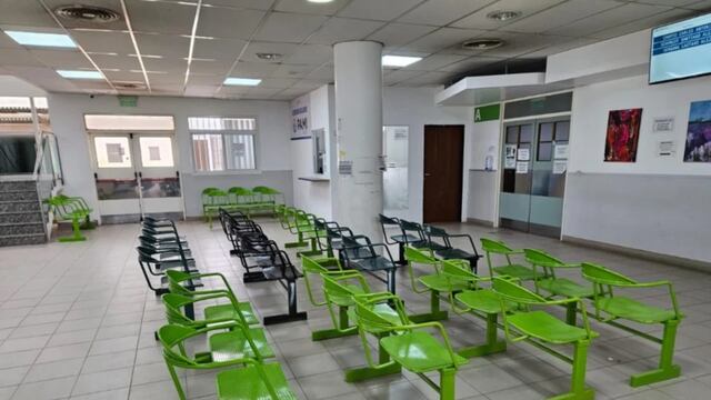 Internos de Villa Floresta repararon mobiliario del Hospital Municipal.