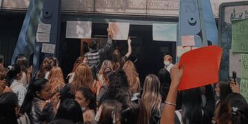 Estudiantes reclamaron en la puerta de la Universidad Aconcagua.