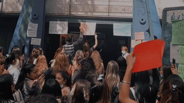 Estudiantes reclamaron en la puerta de la Universidad Aconcagua.