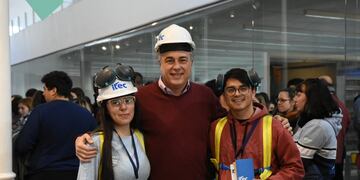 Luis Castellano junto a los representantes del ITEC en ExpoCarreras