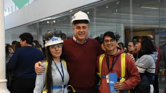 Luis Castellano junto a los representantes del ITEC en ExpoCarreras