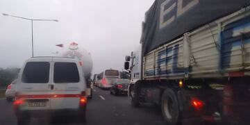 Choque y vuelco de un camión provoca caos de tránsito en la Panamericana.