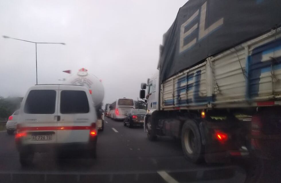 Choque y vuelco de un camión en Panamericana generó un caos de tránsito durante varias horas