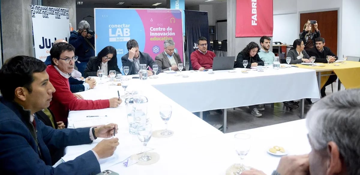 En el marco del diálogo por paritarias con representantes gremiales de los niveles inicial, primario, medio y superior, el Gobierno de Jujuy ofreció un incremento del 4%. También se evalúa el pago de un bono para diciembre y enero.