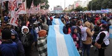 El Gobierno pagará un bono de ocho mil pesos a más de un millón de beneficiarios de planes laborales.