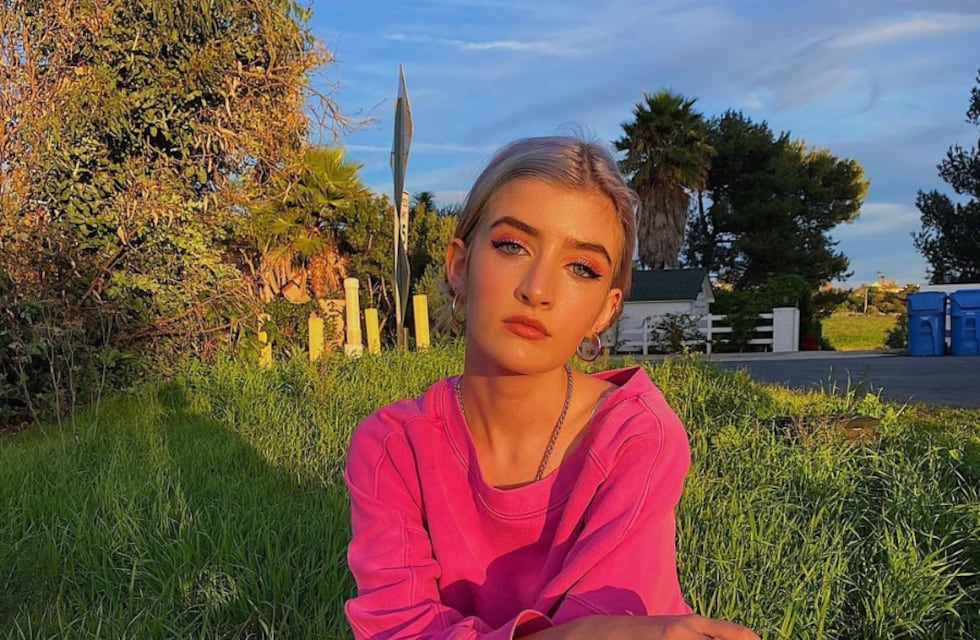 Sami, la hija de Charlie Sheen, promocionó su perfil de Only Fans con un vestido negro a hombros descubiertos