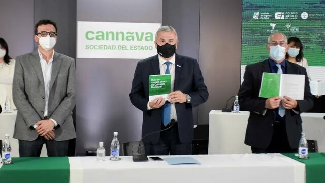 El gobernador Morales acompañado por Gastón Morales, presidente de Cannava SE, y el ministro Gustavo Bouhid, en la presentación de la Guía de Manejo Clínico de Cannabis Medicinal.