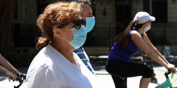 En la vía pública es obligatorio el uso correcto de barbijo para prevenir el contagio de coronavirus. (@munirosario)
