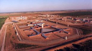 Ordenaron la detención de un exdirector de la cárcel de Bouwer de Córdoba.