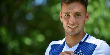 Si Tenaglia se corre a la zaga, el juvenil Schott será el lateral en Santa Fe.