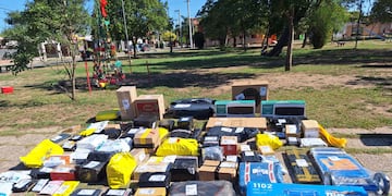 Ciudad de Córdoba. Un hombre quedó detenido tras robar una camioneta llena de mercadería de Ocasa-Mercado Libre. (Policía de Córdoba)