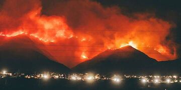 Fuego en la ladera suroeste del cerro Uritorco (IG Charli Parrilla)