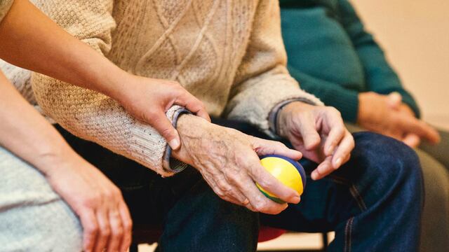 Cuidados a adultos mayores. (Pexels)