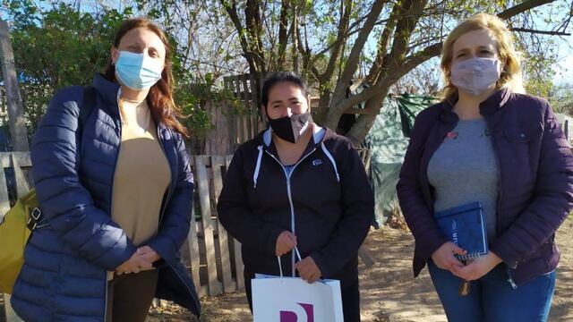 Entregaron un presente a una ciudadana que realizó un trámite en Rafaela en Acción