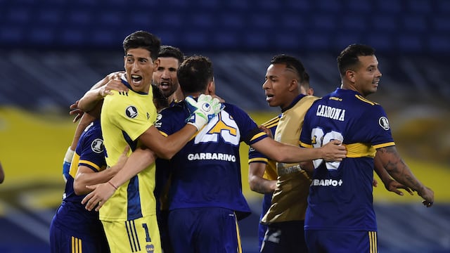 Los jugadores de Boca celebran después de derrotar al Internacional de Brasil por penales. (Foto: Marcelo Endelli / POOL / AFP)