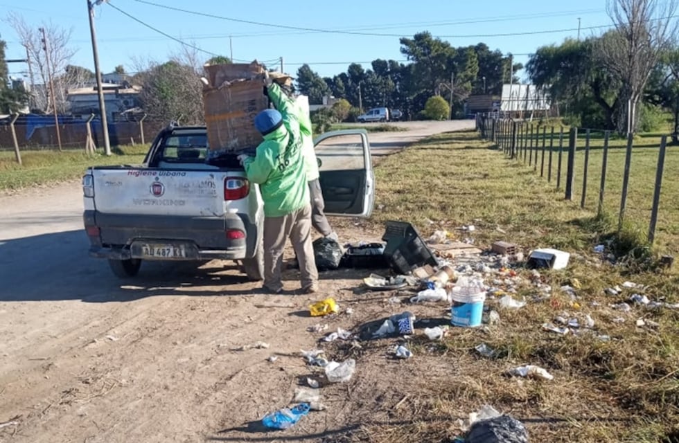 Tres Arroyos: Colocación de cartelería y limpieza en Passo al 900