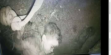 Rayan, el chico de 5 años que cayó en un pozo de 32 metros, a la espera de que lleguen los rescatistas.