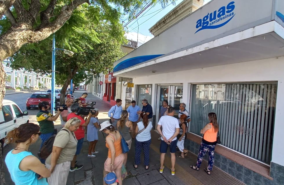 Vecinos autoconvocados del barrio Alberdi se quejan por la falta de agua potable