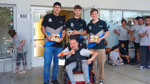 Estudiantes entrerrianos adaptan una silla de ruedas al sistema eléctrico