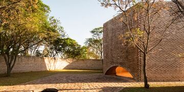 Ubicada en la llanura pampeana, al este de la provincia de Córdoba, la Capilla San Bernardo sorprende a turistas y locales.