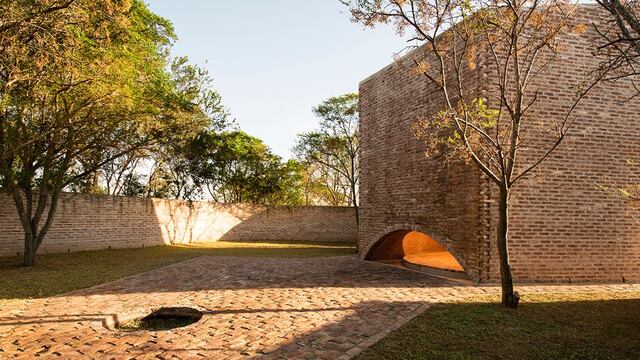Ubicada en la llanura pampeana, al este de la provincia de Córdoba, la Capilla San Bernardo sorprende a turistas y locales.