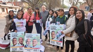 Los precandidatos Mario Fiad y Claudia Machaca, acompañados por un grupo de mujeres militantes del frente Cambia Jujuy previo a iniciar una caminata por sectores de Alto Comedero.