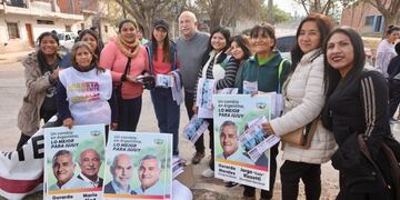 Los precandidatos Mario Fiad y Claudia Machaca, acompañados por un grupo de mujeres militantes del frente Cambia Jujuy previo a iniciar una caminata por sectores de Alto Comedero.