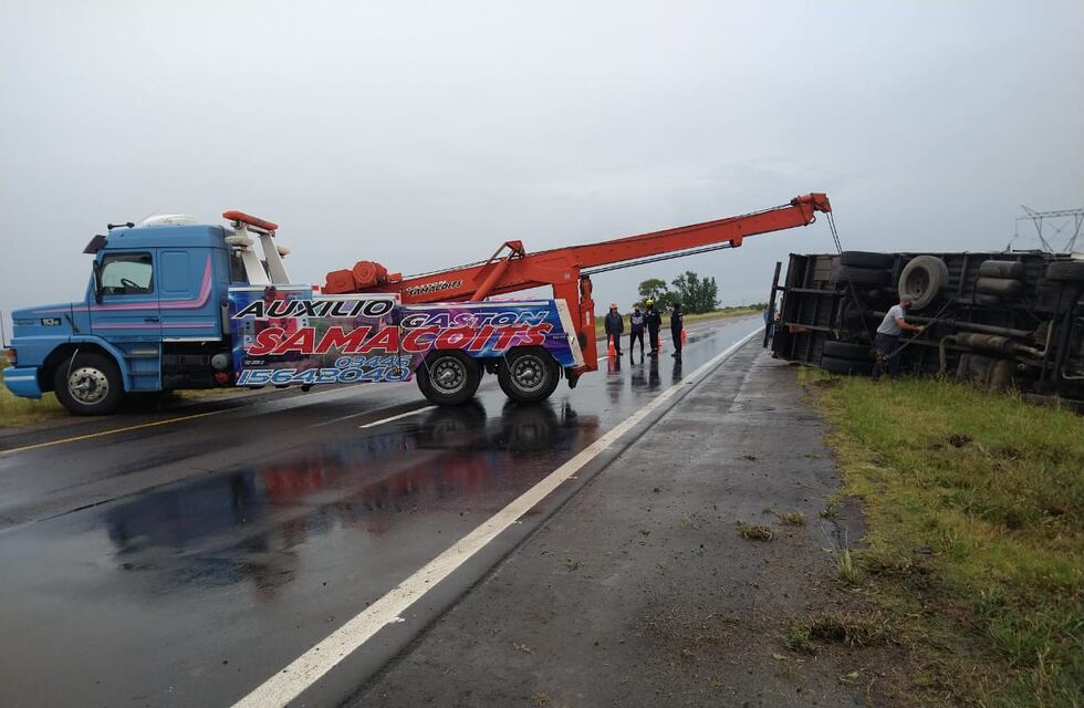 RN 14: otro vuelco con un camionero lesionado