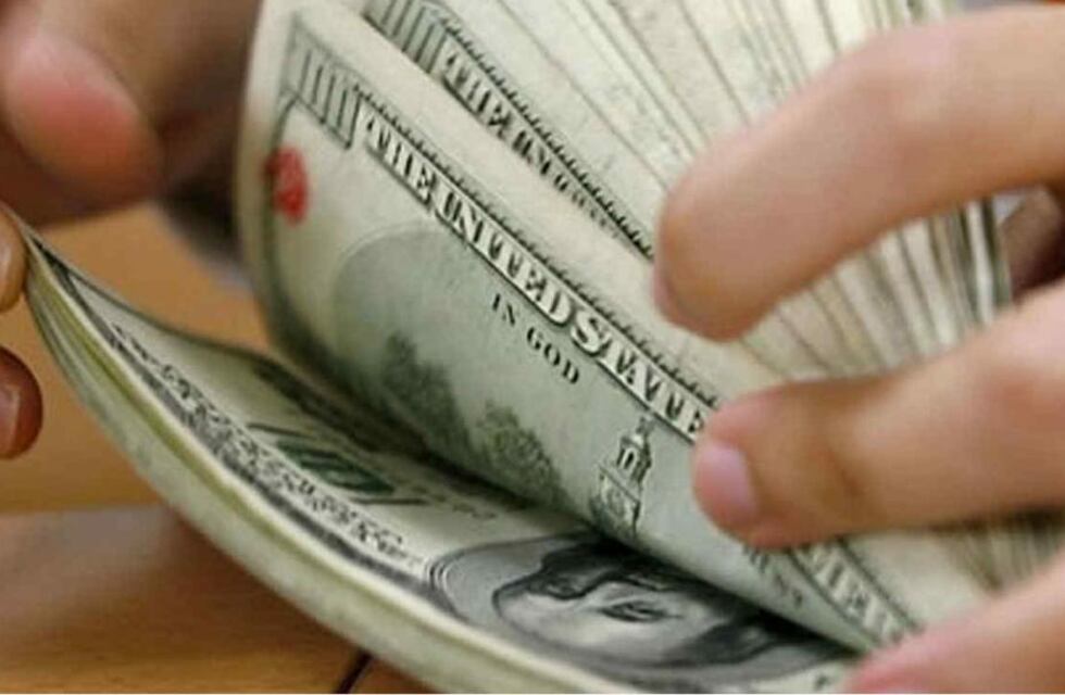 Dólar blue en Rosario: la divisa volvió a bajar este jueves 24 de agosto y reduce la brecha con el oficial