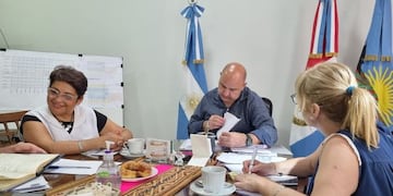 Quacquarini hace efectiva la entrega económica a los directivos.