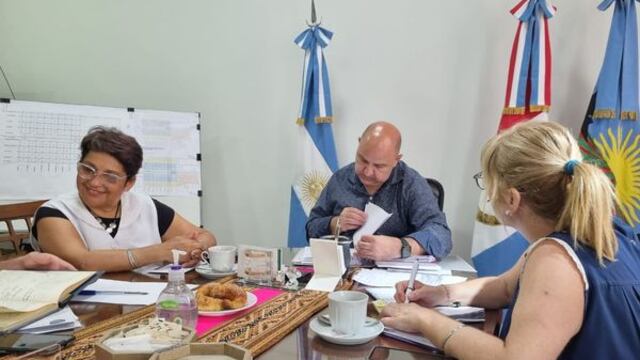 Quacquarini hace efectiva la entrega económica a los directivos.