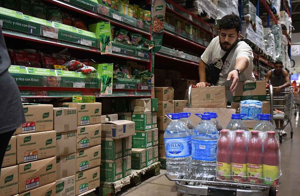 Desaceleración del consumo en febrero: la venta en pequeños comercios cayó un 8,9%