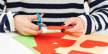 Manos creando manualidades- fanzines.