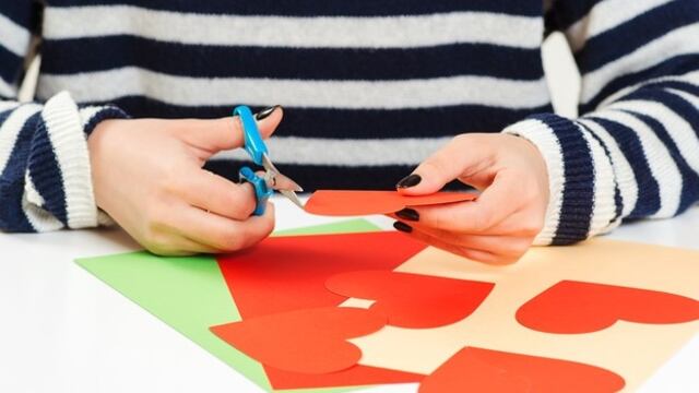 Manos creando manualidades- fanzines.