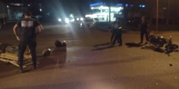 Oberá: dos jóvenes heridos de consideración tras un choque entre un auto y una moto.