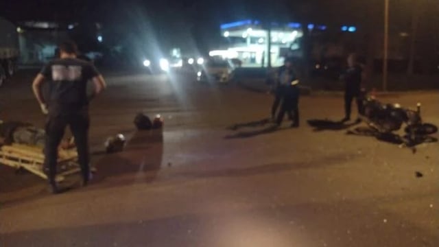 Oberá: dos jóvenes heridos de consideración tras un choque entre un auto y una moto.