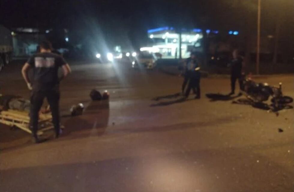 Oberá: dos jóvenes heridos de consideración tras un choque entre un auto y una moto