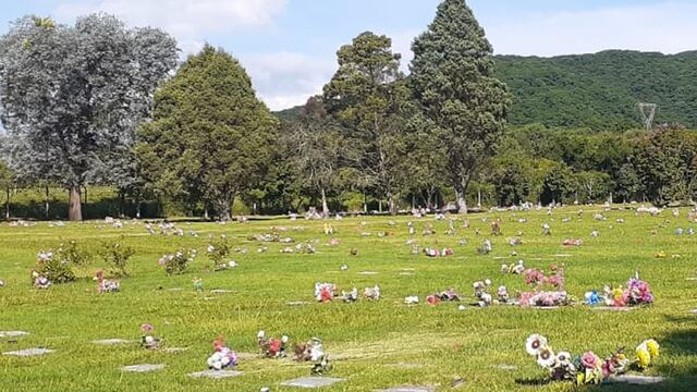 Una mujer fue al cementerio, pero una situación le provocó temor y salió corriendo.