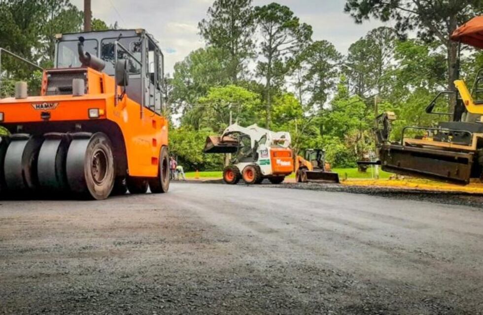 Continúan asfaltando calles empedradas de Eldorado